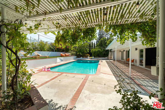 23020 Lita Place, Woodland Hills CA: https://media.crmls.org/mediaz/d643b9c4-4141-4e61-912a-956f2117b766.jpg