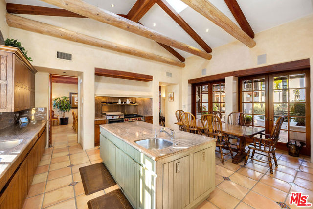 25127 Jim Bridger Road, Hidden Hills CA: https://media.crmls.org/mediaz/d6440ce3-8275-42ac-bee7-3331699e8523.jpg