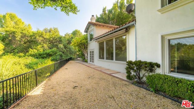 10900 Terryview Drive, Studio City CA: https://media.crmls.org/mediaz/d644ea23-c53b-4fd9-9675-9cfacf1cd6ff.jpg