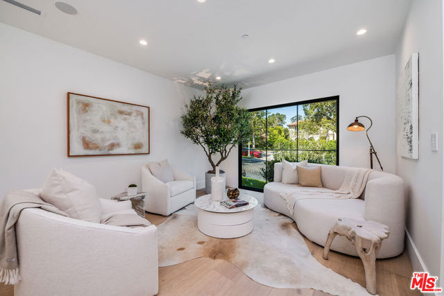 707 N Crescent Drive, Beverly Hills CA: https://media.crmls.org/mediaz/d6491366-fe5f-4835-84a5-b5dc8d8aa87b.jpg