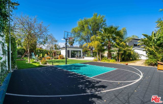 18938 Wells Drive, Tarzana CA: https://media.crmls.org/mediaz/d64b108d-be27-429d-9fc7-a2c167d4fafc.jpg