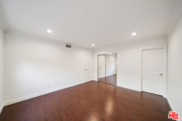 133 N Swall Drive, Beverly Hills CA: https://media.crmls.org/mediaz/d64e5764-94b8-4f9f-a8d9-6a5e0512c183.jpg