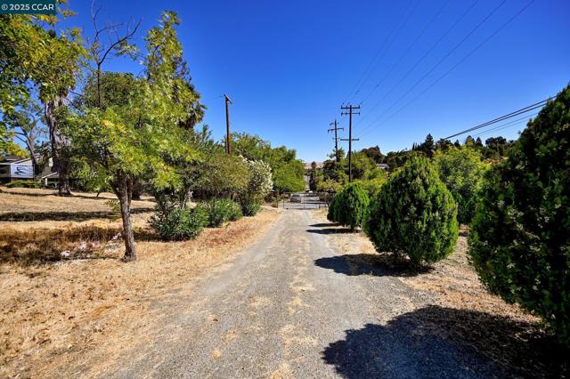 1051 Tilley Cir, Concord CA: https://media.crmls.org/mediaz/d64eaf11-96fb-42d6-9c2c-dc3c45860eff.jpg