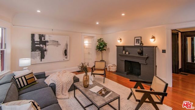 2057 S Oxford Avenue, Los Angeles CA: https://media.crmls.org/mediaz/d64f5c68-ae45-4790-af71-79889a6567ba.jpg