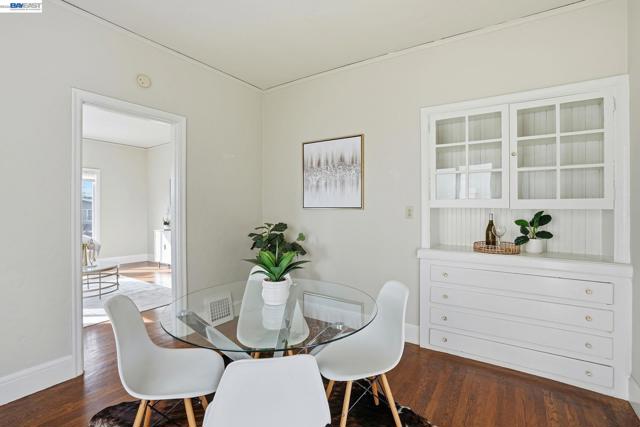 1424 Hampel St, Oakland CA: https://media.crmls.org/mediaz/d64f8106-e11a-4052-b9b0-260002449699.jpg