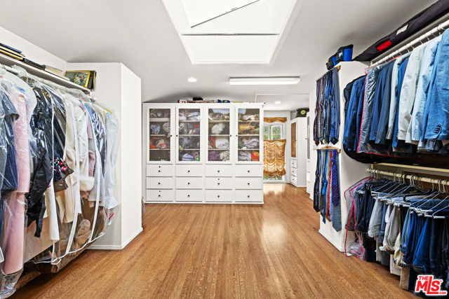 512 N Palm Drive, Beverly Hills CA: https://media.crmls.org/mediaz/d64fd1f2-8c9c-4011-b2d7-86774db026e3.jpg