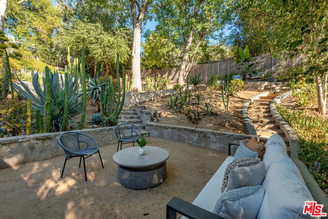 4944 Hood Drive, Woodland Hills CA: https://media.crmls.org/mediaz/d6504cd9-881e-4a5a-baf3-f9482d491321.jpg