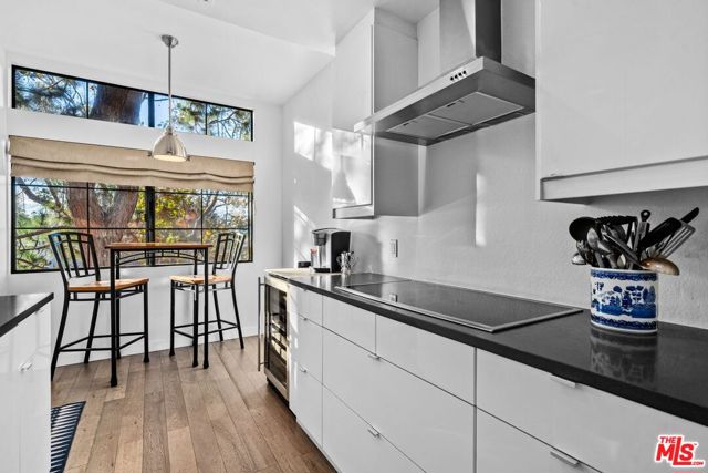 200 N Swall Drive, Beverly Hills CA: https://media.crmls.org/mediaz/d650eeca-17de-4ebd-908f-76380284e23b.jpg