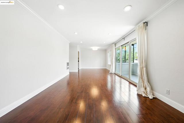 567 Oakland Ave., Oakland CA: https://media.crmls.org/mediaz/d6510238-9f57-4acd-9854-489a7ba8f438.jpg