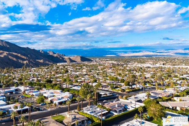 45864 Shadow Mountain Drive, Palm Desert CA: https://media.crmls.org/mediaz/d6519957-90bc-460f-8eff-a542e2b7fb12.jpg