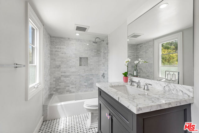 14226 Chandler Boulevard, Sherman Oaks CA: https://media.crmls.org/mediaz/d651e33b-077b-440b-9eb2-e0a26cd99a68.jpg