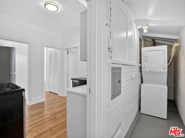 2565 Glen Green Street, Los Angeles CA: https://media.crmls.org/mediaz/d654313f-2eb2-42a3-8f04-f7acebceaefa.jpg