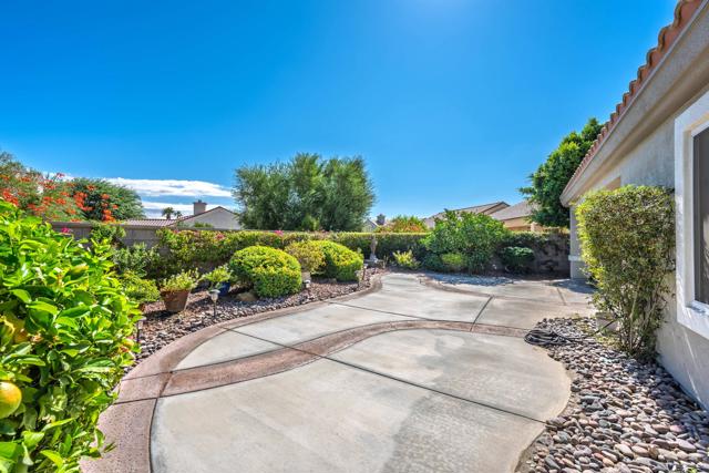 78390 Sterling Lane, Palm Desert CA: https://media.crmls.org/mediaz/d6553692-f1b6-4535-ae07-07392d5c8d6f.jpg