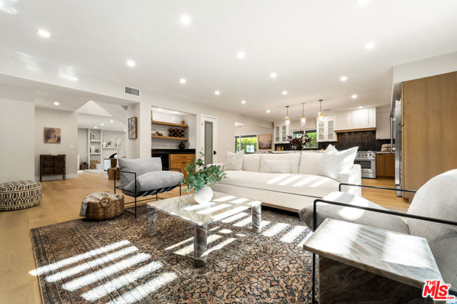 22824 Margarita Drive, Woodland Hills CA: https://media.crmls.org/mediaz/d6553ad5-6b5f-4b06-922f-35365dc15797.jpg
