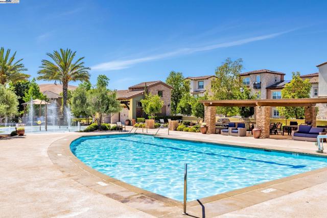 5079 Rowan Dr, San Ramon CA: https://media.crmls.org/mediaz/d656462c-02fb-4878-8bb4-9c594e6846ee.jpg