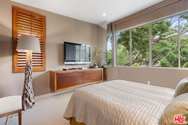 2207 Bowmont Drive, Beverly Hills CA: https://media.crmls.org/mediaz/d656adfa-45c4-490f-9f83-80941b2c3829.jpg