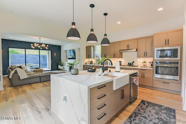 6981 Shadow Wood Drive, Moorpark CA: https://media.crmls.org/mediaz/d656af34-d207-4561-a291-096bc3ad581a.jpg