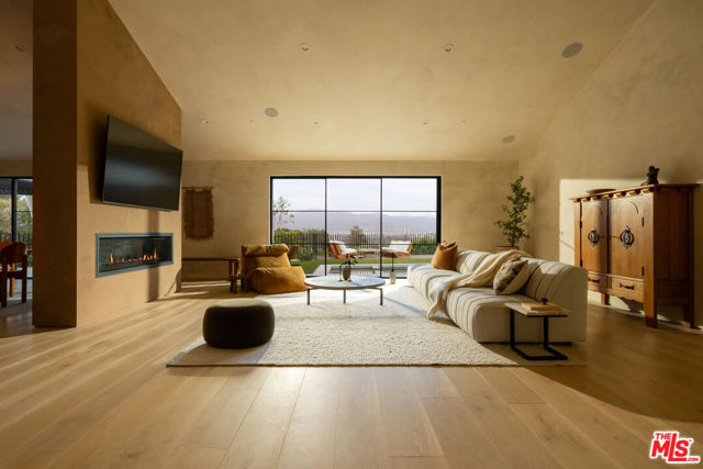 3620 Wrightwood Drive, Studio City CA: https://media.crmls.org/mediaz/d6579faf-8492-4db0-83a9-b46937d52b2a.jpg