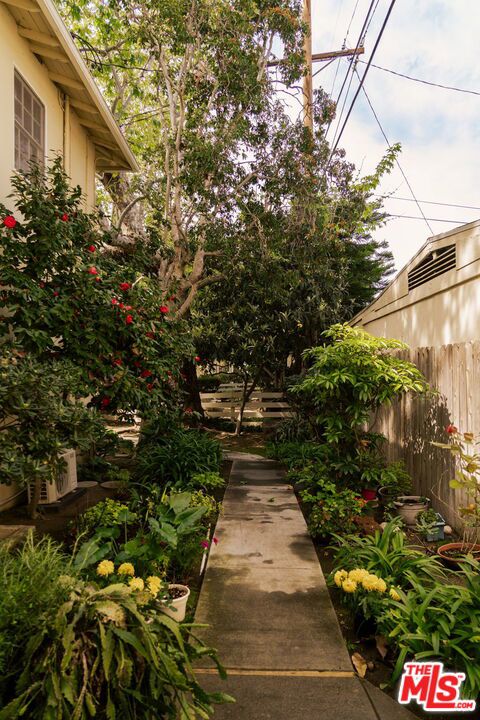 https://media.crmls.org/mediaz/d657c64f-d80b-4ed6-9d63-976dac52ed87.jpg?preset=X-Large