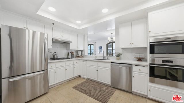9249 Burton Way, Beverly Hills CA: https://media.crmls.org/mediaz/d657f7b8-f9b3-4eca-880f-785fe17dbc16.jpg
