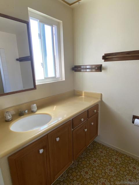 1543 Calle Violetas, Encinitas CA: https://media.crmls.org/mediaz/d6584c22-c52d-4c48-9d65-dccd9c0fdf6a.jpg