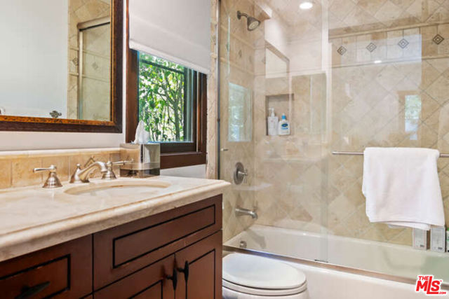 14318 Valley Vista Boulevard, Sherman Oaks CA: https://media.crmls.org/mediaz/d6589f60-60a0-46b9-8972-dce759872d1a.jpg