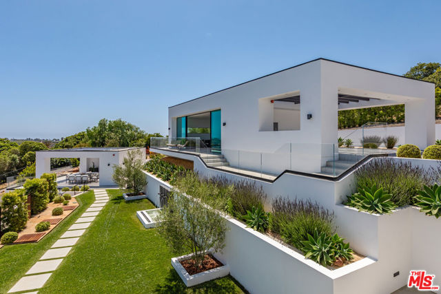 6156 Zumirez Drive, Malibu CA: https://media.crmls.org/mediaz/d658d87c-8f93-43dc-b2ac-1aa8341e8816.jpg