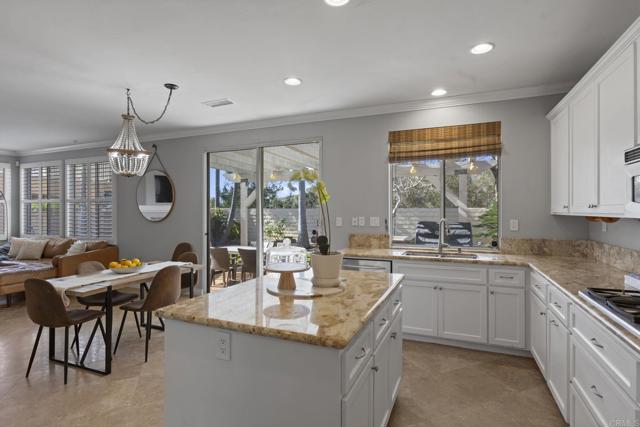 Detail Gallery Image 9 of 26 For 1979 Oxford Ct, Vista,  CA 92081 - 4 Beds | 2/1 Baths