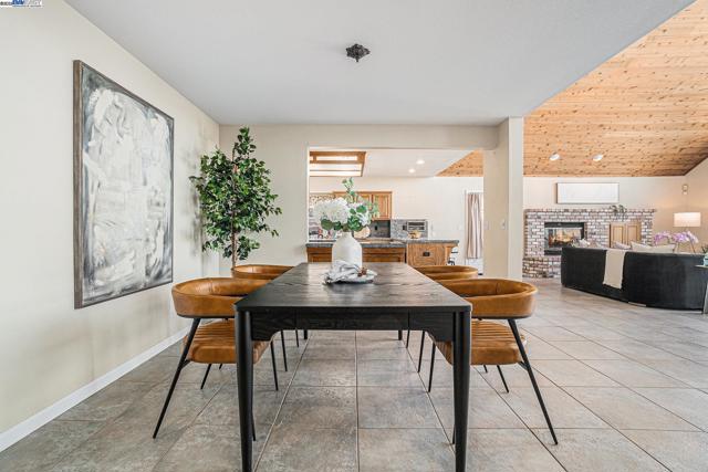 4325 Monterey ct, Discovery Bay CA: https://media.crmls.org/mediaz/d659bf3f-5aed-4a6b-be62-4a82a64f6753.jpg
