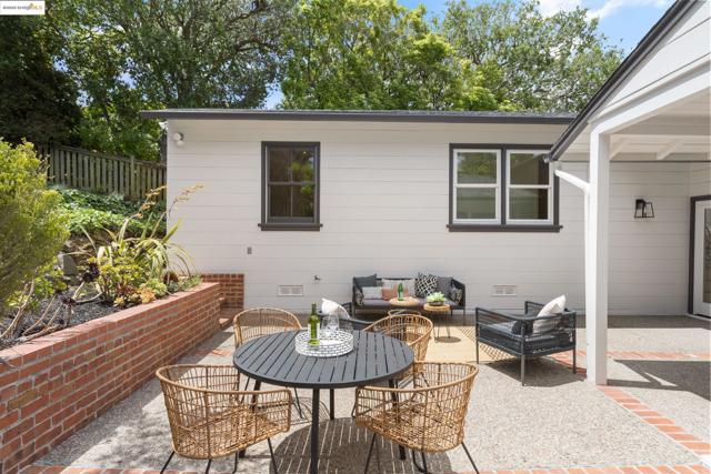 2333 Leimert Blvd, Oakland CA: https://media.crmls.org/mediaz/d659ffb1-e850-4164-ab80-6e973bbb72fb.jpg