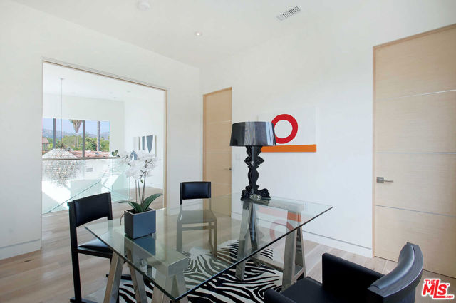 429 N Sweetzer Avenue, Los Angeles CA: https://media.crmls.org/mediaz/d65a7871-2c6d-4d9d-af55-62aad67fd7d5.jpg