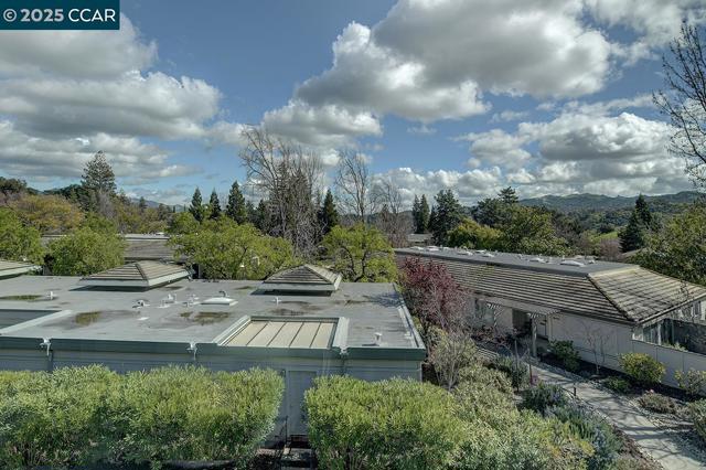 1232 Skycrest Dr, Walnut Creek CA: https://media.crmls.org/mediaz/d65a7fde-1c52-4819-b0db-c624f78ab33f.jpg