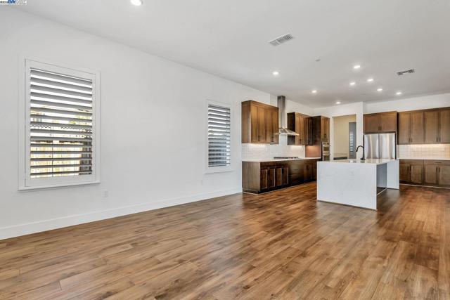665 River Bend Dr, Lathrop CA: https://media.crmls.org/mediaz/d65b51aa-061c-4ff0-8f7d-2c62dee6d374.jpg