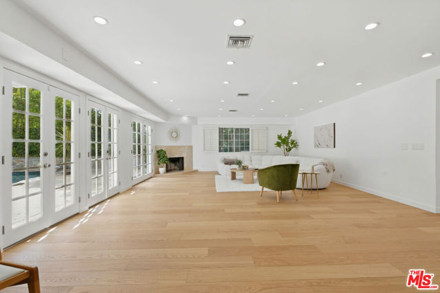 5220 Melvin Avenue, Tarzana CA: https://media.crmls.org/mediaz/d65b93cb-a84a-4600-b57b-176761672e28.jpg