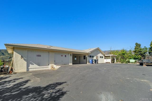 39255 De Luz Rd, Fallbrook CA: https://media.crmls.org/mediaz/d65bb701-bd4f-4c1d-90da-9ea7b405295d.jpg
