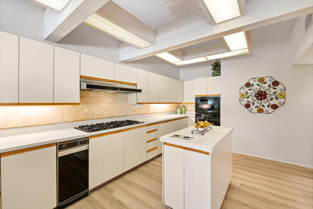212 S Kavenish Drive, Rancho Mirage CA: https://media.crmls.org/mediaz/d65c8c9e-b27e-4bb8-867d-b63246d6aecc.jpg