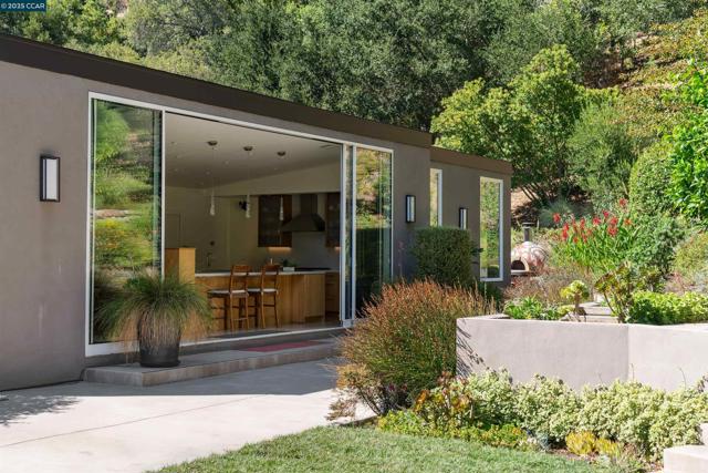 10 ICHABOD LANE, Orinda CA: https://media.crmls.org/mediaz/d65cd87b-f5b5-45bc-b699-dd15696b8ee8.jpg