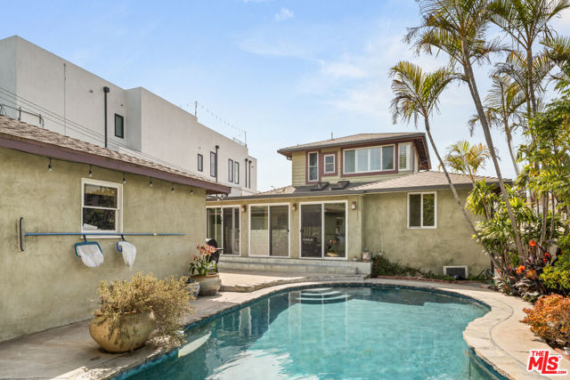 7132 Kentwood Avenue, Los Angeles CA: https://media.crmls.org/mediaz/d65e75f1-decf-45bf-a0e1-39862f019002.jpg