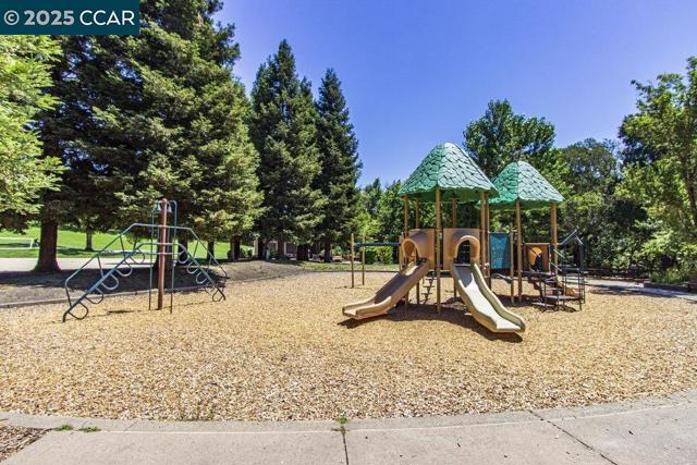 412 Woodminster, Moraga CA: https://media.crmls.org/mediaz/d6600812-06c8-468f-b0db-d8e630b227eb.jpg