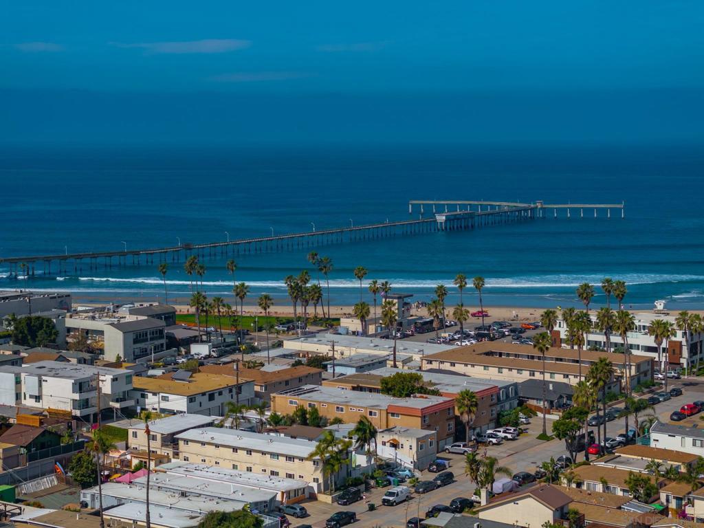 https://media.crmls.org/mediaz/d6601f06-273b-4ae1-bfef-7403b80b7674.jpg?preset=X-Large