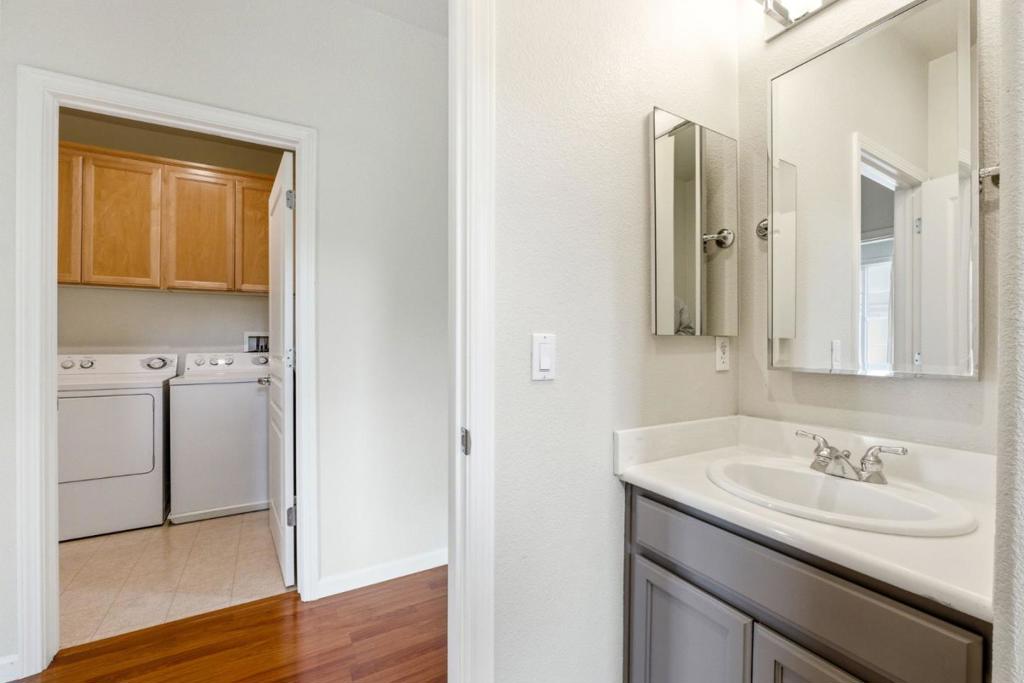 https://media.crmls.org/mediaz/d66099c1-6334-4459-9897-e72a180a226b.jpg?preset=X-Large
