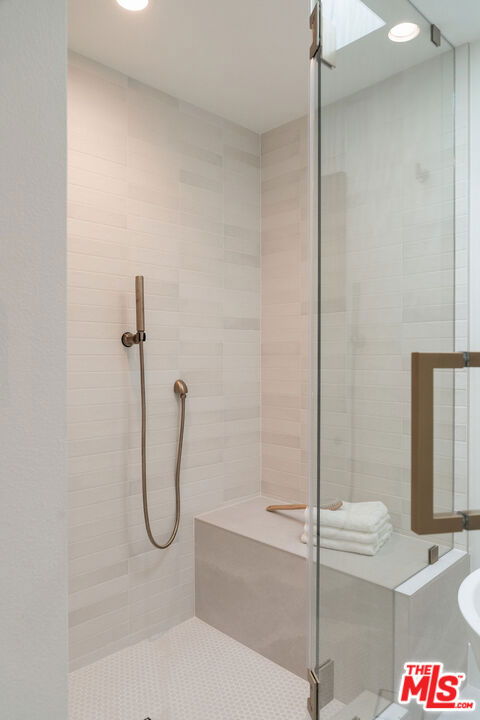 13245 Fiji Way, Marina del Rey CA: https://media.crmls.org/mediaz/d6628662-ad18-43b5-a161-949e3aded048.jpg