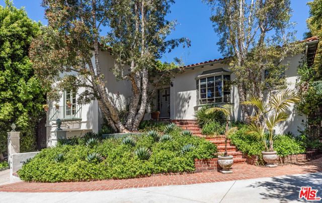 1136 N Doheny Drive, Los Angeles CA: https://media.crmls.org/mediaz/d6632adc-e7b5-40e4-b0f2-888e694eb7d3.jpg