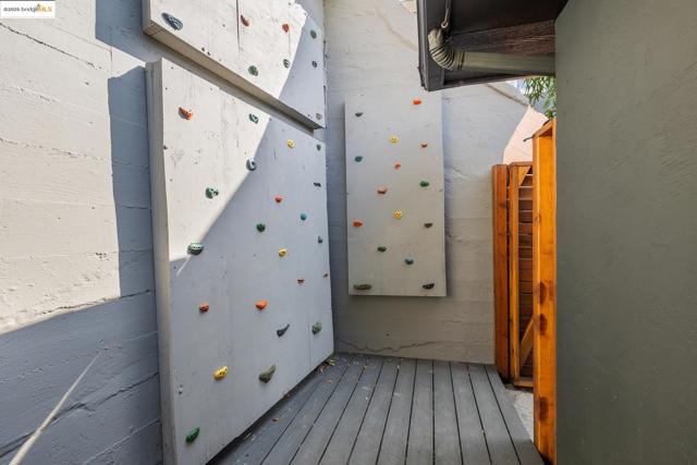 5646 Thornhill Dr, Oakland CA: https://media.crmls.org/mediaz/d6636ac7-f48b-4bb6-ab01-4423f8b39efb.jpg