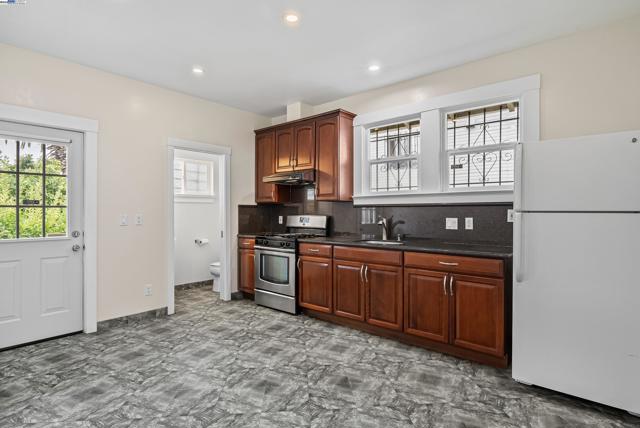 931 E 23Rd St, Oakland CA: https://media.crmls.org/mediaz/d6639d02-75b7-4548-8f93-f6a0798a1386.jpg
