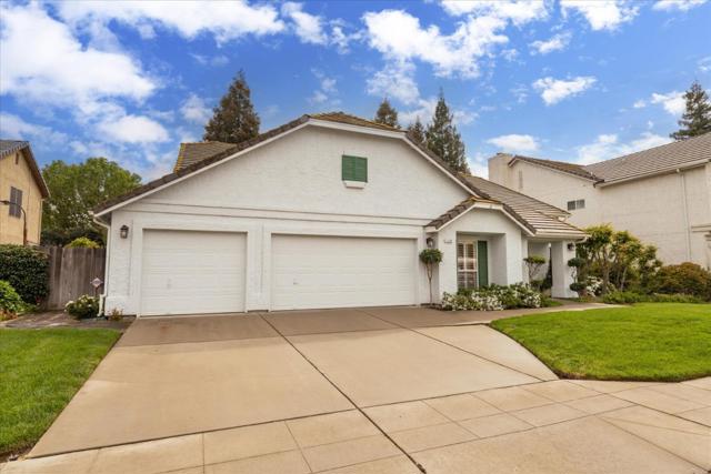 1130 Minarets Avenue, Clovis CA: https://media.crmls.org/mediaz/d664f0d8-13a7-4eab-b5e2-c02c9ac64235.jpg