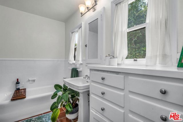 1423 Warnall Avenue, Los Angeles CA: https://media.crmls.org/mediaz/d665610c-4ccd-4f31-aa88-084831baf10b.jpg