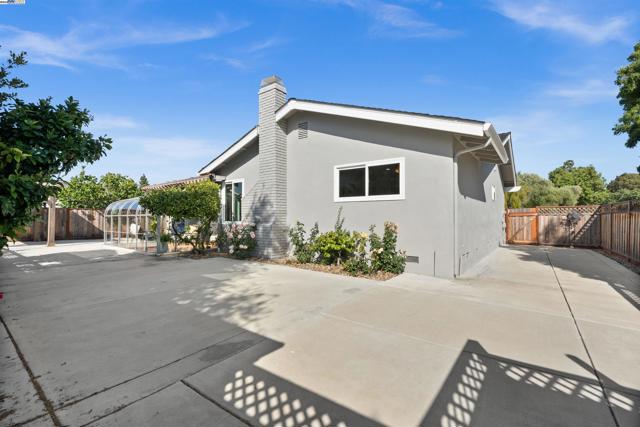 5095 Nottingham Ct, Newark CA: https://media.crmls.org/mediaz/d6663ca0-eae9-4cf8-99e0-c35eac2f6b94.jpg