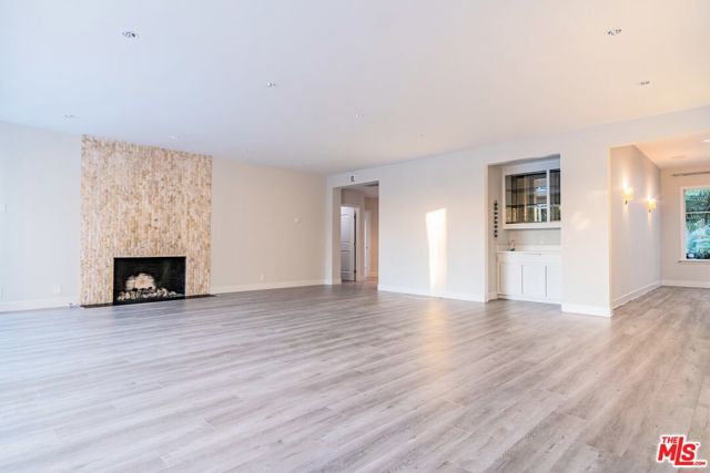 619 N RODEO Drive, Beverly Hills CA: https://media.crmls.org/mediaz/d666b83f-ba8e-4eeb-adbe-e2b2763e1fd3.jpg