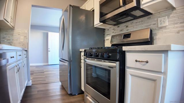 3934 Marine View Ave, San Diego CA: https://media.crmls.org/mediaz/d6686d0c-0875-4930-8ef1-b7a1fe0fe187.jpg